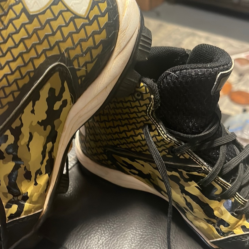 Under armour kids cleats size 2